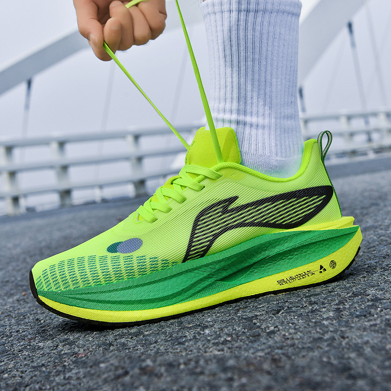 Zapatos deportivos de malla ultraligeros de marea nacional, transpirables y explosivos reales, zapatos para correr para estudiantes antideslizantes y resistentes al desgaste de suela gruesa retro para hombres y mujeres