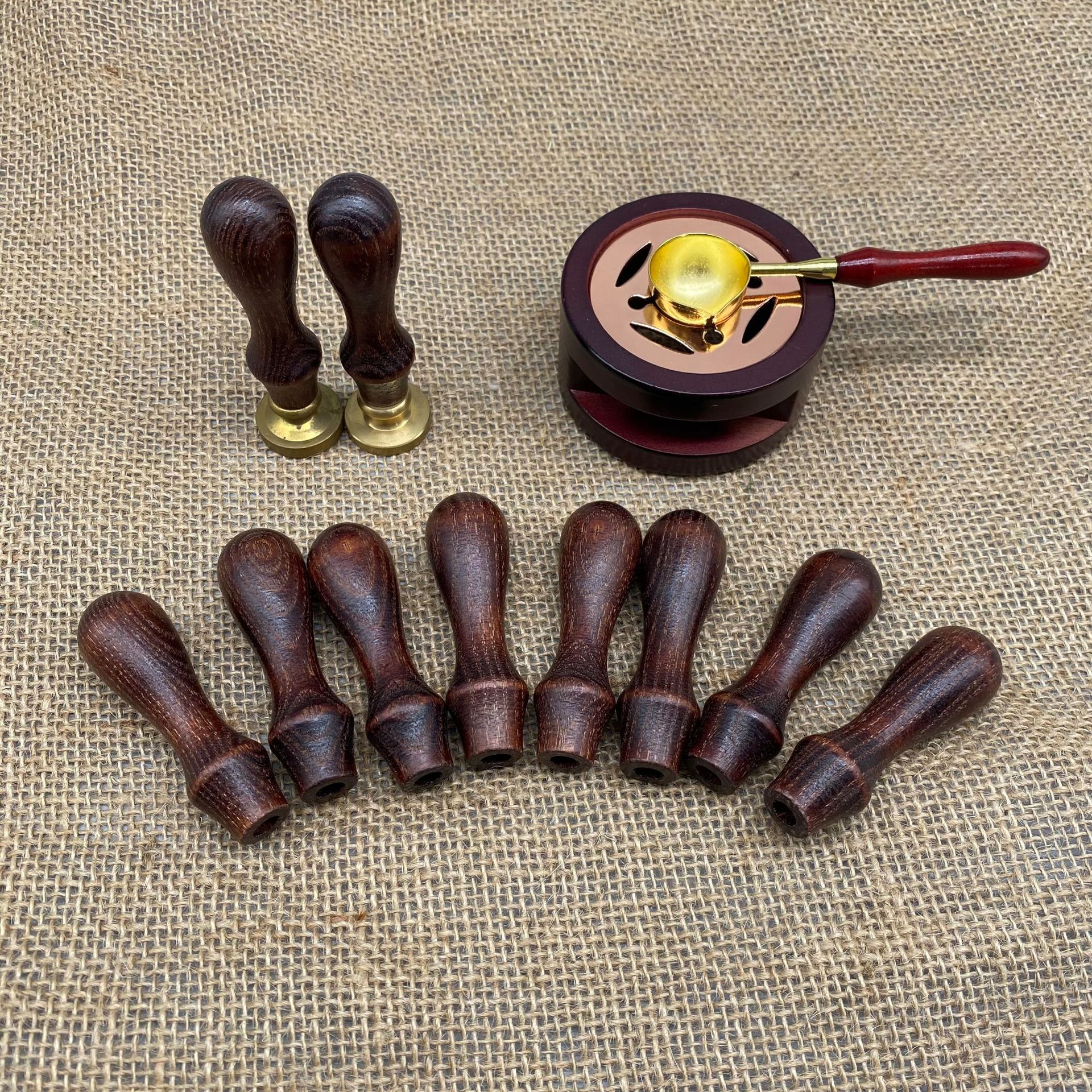 Seal, dark retro handle