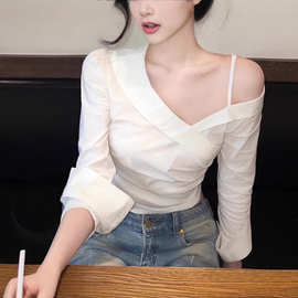 小心机斜肩长袖衬衫女2026春装新款设计感褶皱收腰显瘦短款上衣