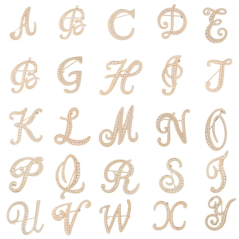 Трансграничные хиты продаж, модные броши с 26 буквами английского алфавита, жемчужные булавки, высококачественные ювелирные изделия, универсальные аксессуары для одежды оптом