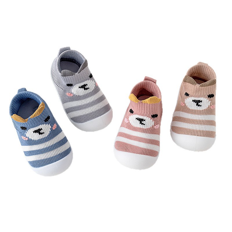 Zapatos para bebés primavera y otoño tejidos transpirables, suela suave y ligera antideslizante, zapatos para bebés con un pedazo de pie para usar en el exterior.