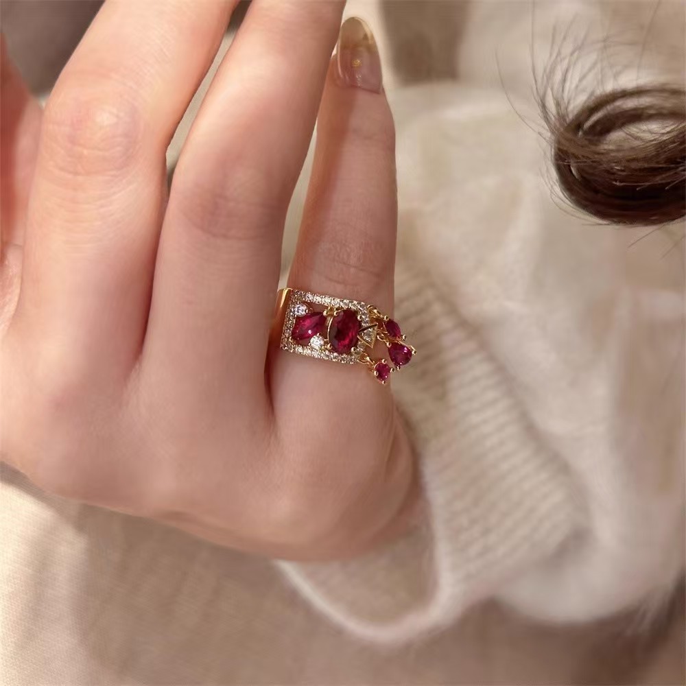 Stile Vintage Leggero Lusso Design Irregolare Disposizione Diamanti Ruby Nappa Anello Piccolo da Donna a Coda_voghion.com