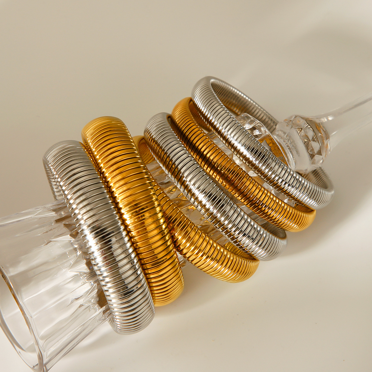 Explosiones transfronterizas de alta sensibilidad temperamental de acero de titanio de una sola capa elástica pulsera de cadena de serpiente rojo en línea el mismo brazalete elástico amplio