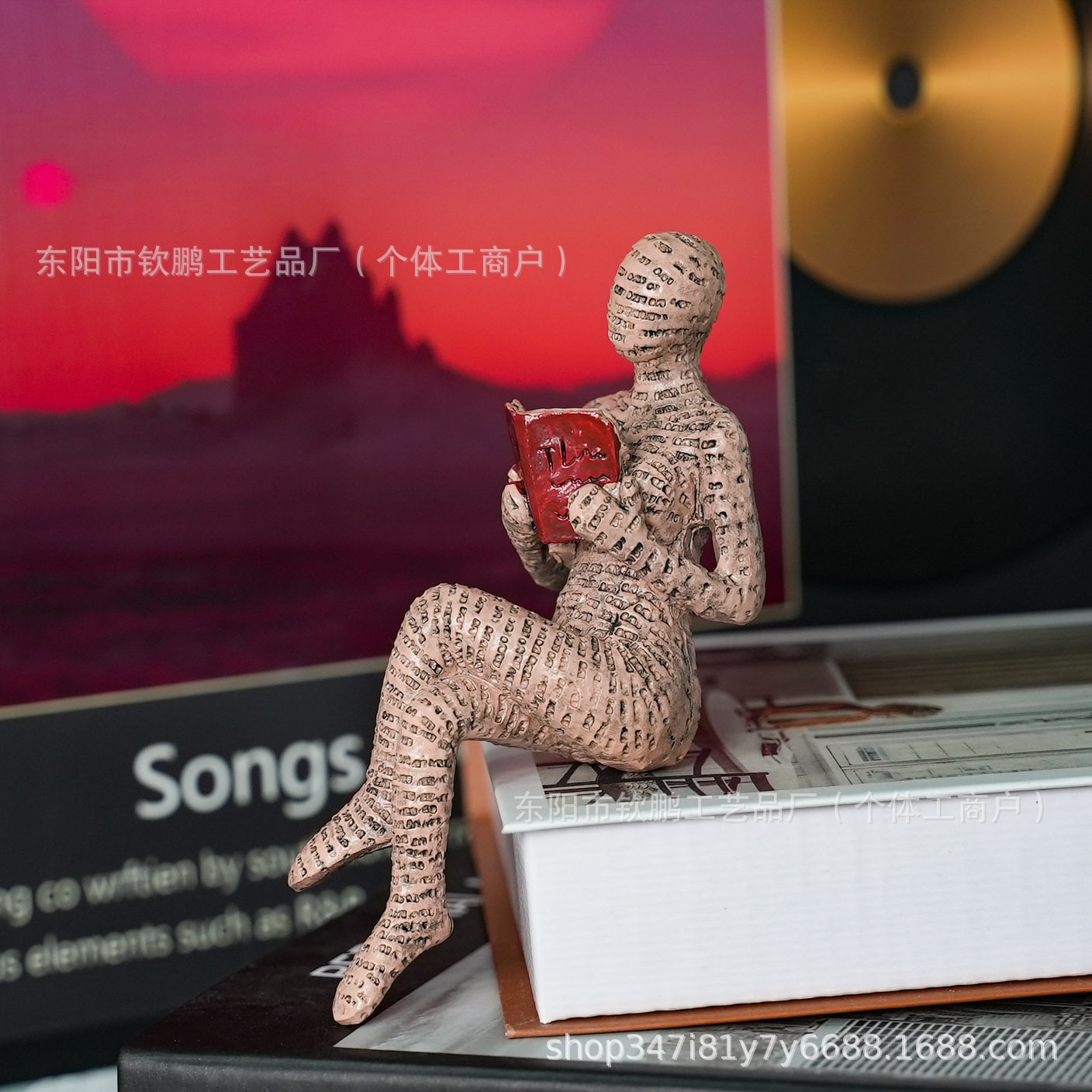 104B-노란색 다리를 꼬고 있는 한 글자 남자