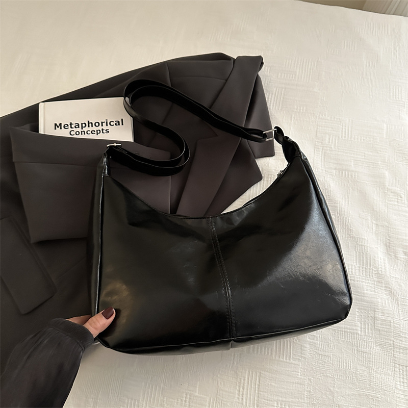 Bolsos de brazo de nicho coreano para mujeres invierno 2024 nuevo bolso retrógrado de gran capacidad, bolso de moda versátil.