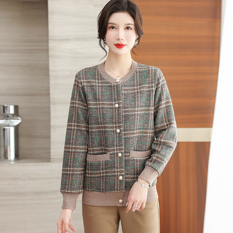 Middle-aged women's spring new fashion clip color knitted cardigan large size loose autumn mother pocket coat