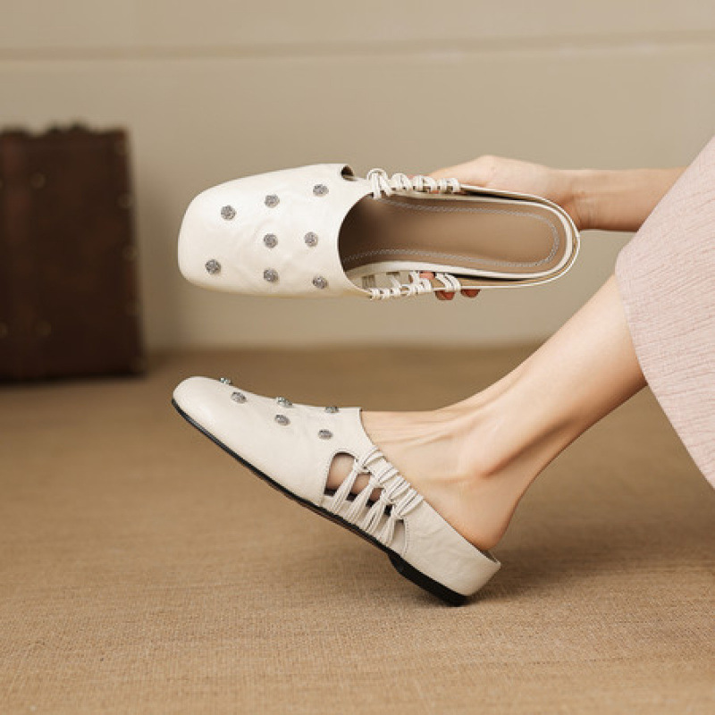 European Collection 2026 New Fashionable Genuine Leather Closed-Toe Slippers, Elegant and Versatile, Casual and Comfortable Rivet Slippers European Collection 2026 New Fashionable Genuine Leather Closed-Toe Slippers, Elegant and Versatile, Casual and Comfortable Rivet Slippers
