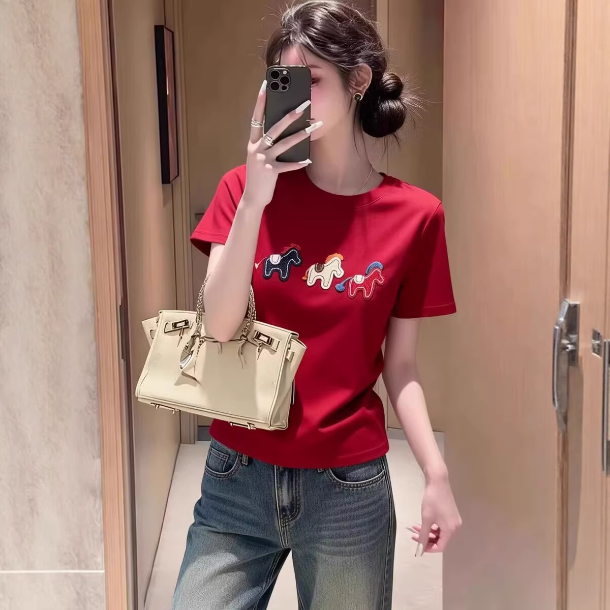 Áo thun nữ cổ tròn tay ngắn thêu hình ngựa nhỏ phong cách basic — màu đen chi tiết 1