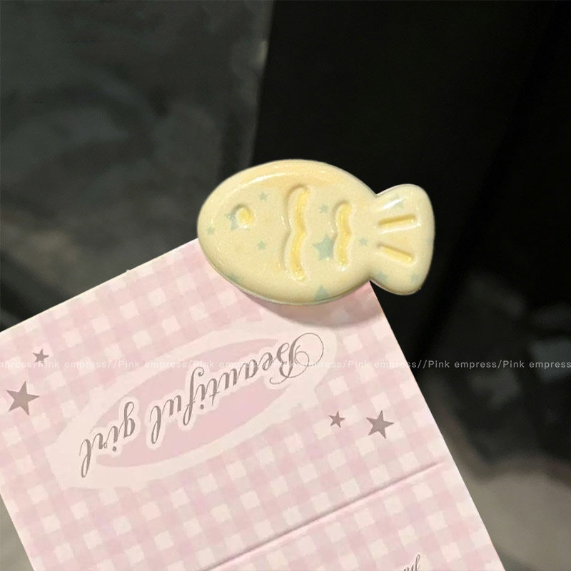 8# 프린트 크림 옐로우 그린 물고기 머리핀 - 하단 클립 약 3.2cm