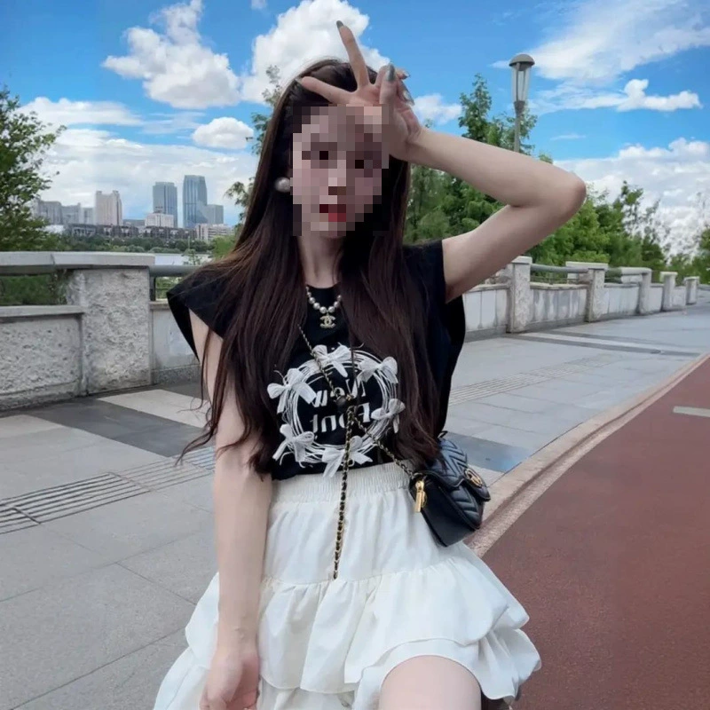 Летний комплект одежды для женщин, уменьшающий возраст: футболка с небольшими развевающимися рукавами, юбка в стиле торта, модный и стройнящий комплект.