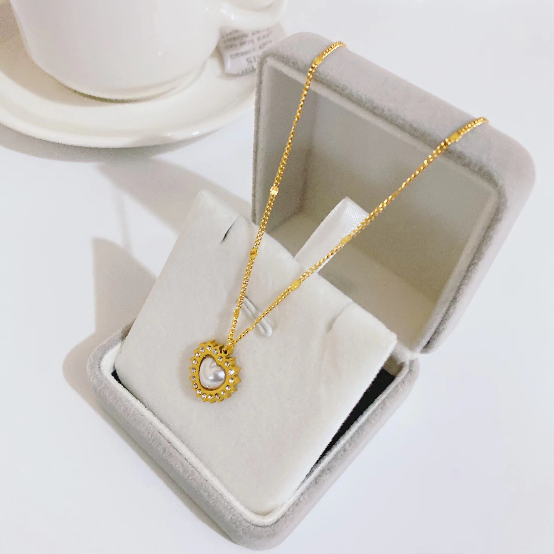 Mode Neue Titanstahlplattierte 18 Karat Gold Einfache Herzförmige Schlüsselbeinkette Mit Mikrodiamanten display picture 1