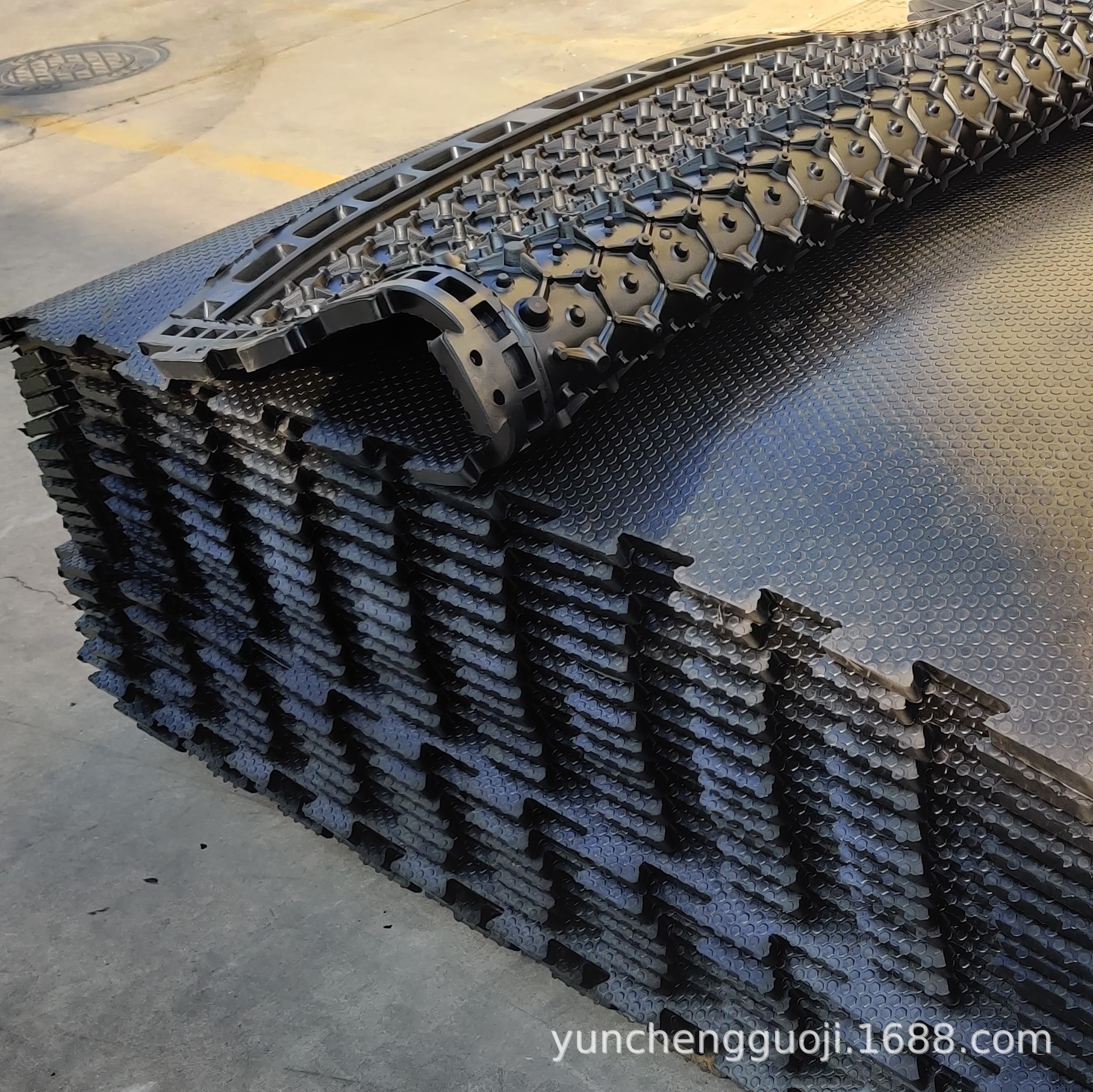 青岛云程 圆扣耐用马厩垫 可拼接舒适牛床垫 奶牛垫 牛卧床橡胶垫