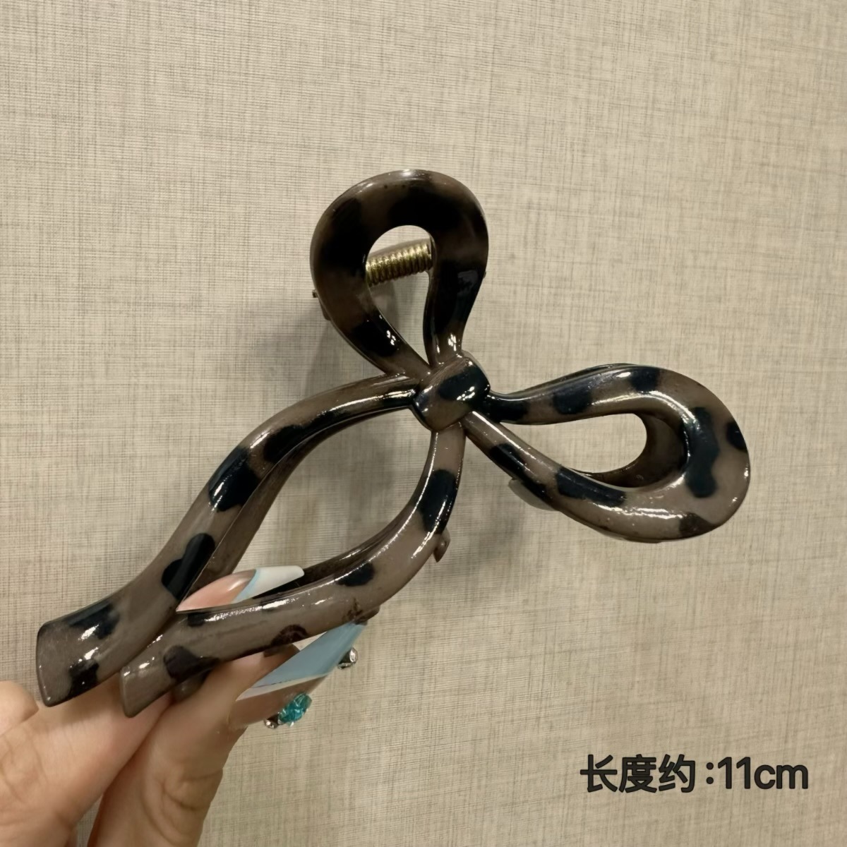 Glossy bow tie with dark leopard print-11cm