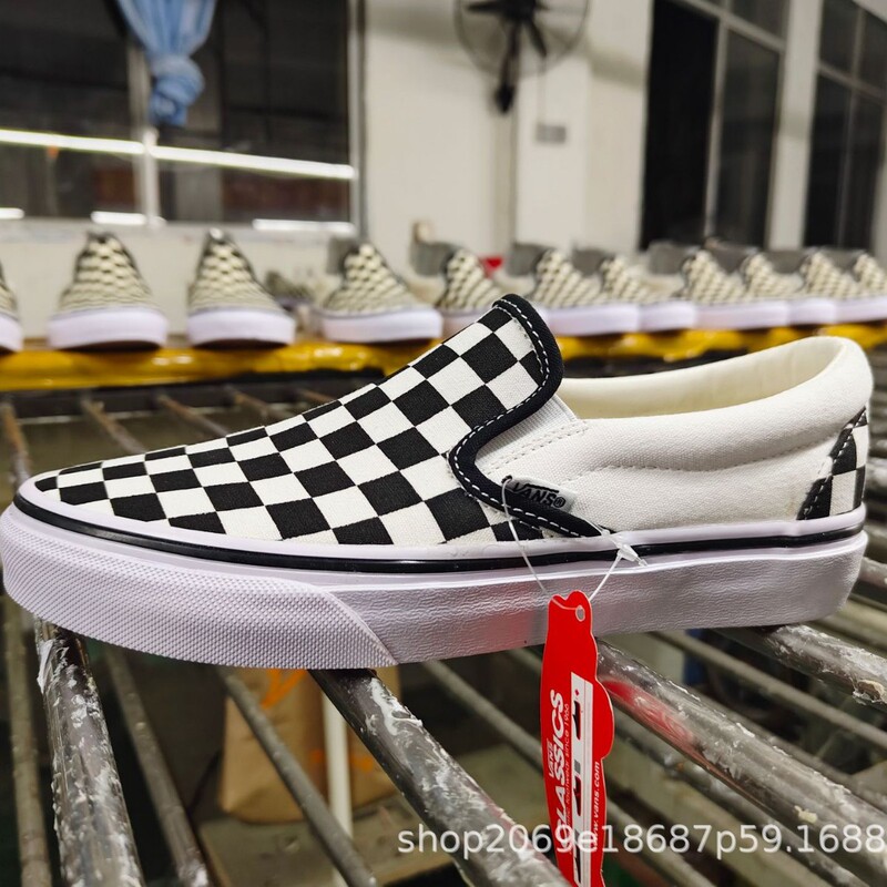 Manufacturer wholesale Putian shoes aut Vans classic style student low-top slip-on breathable canvas checkerboard shoes
