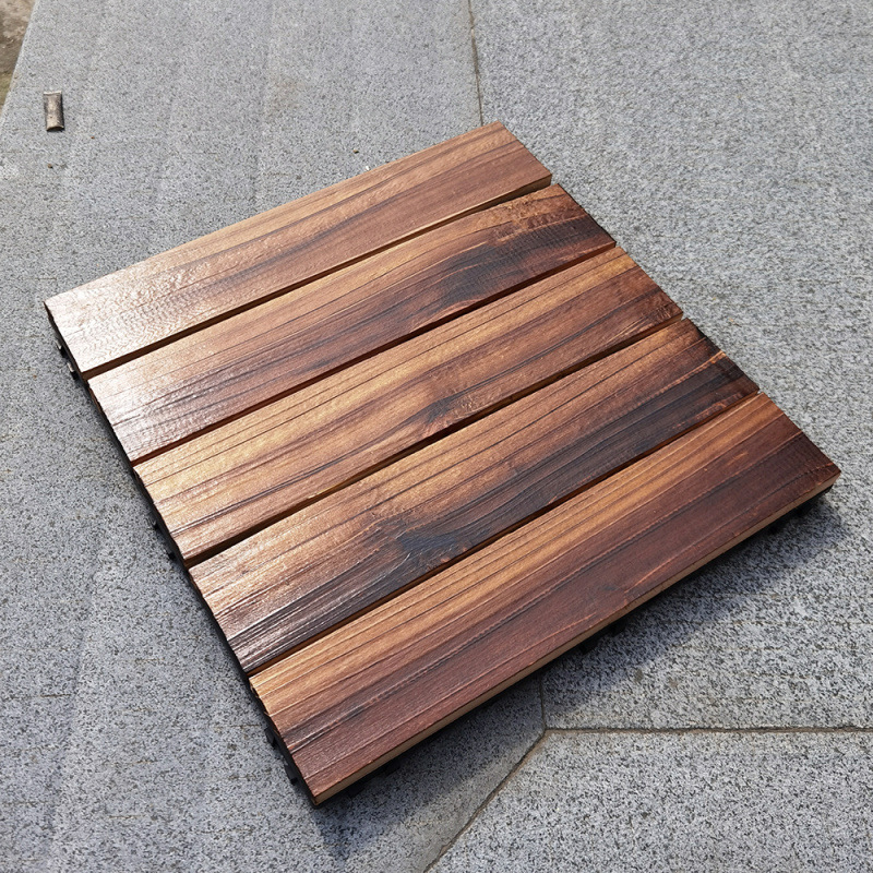 평평한 나뭇결을 나무 오일로 칠했습니다.