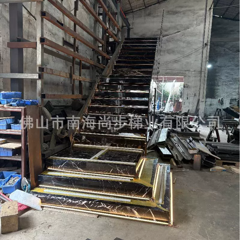 出口定制家用钢结构楼梯 轻奢天然黑色大理石踏步+水晶灰玻璃护栏