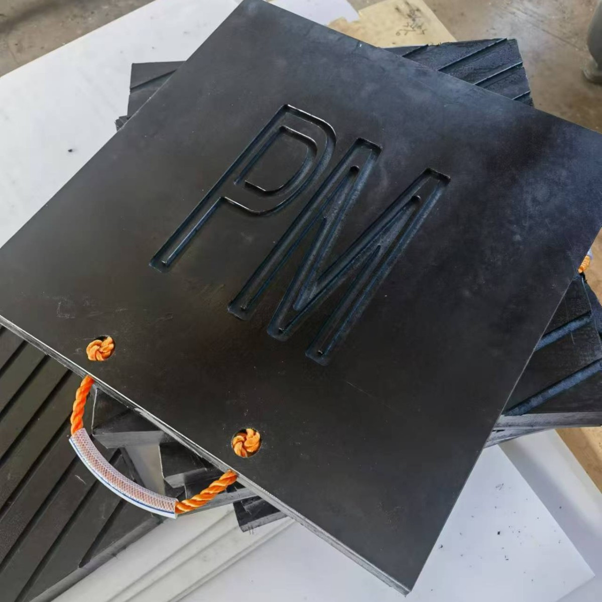 吊车泵车支腿垫板起重机随车吊橡胶垫块垫脚板枕木垫木聚乙烯加工