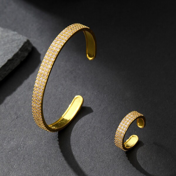 Fashionable bracelet with zircon
