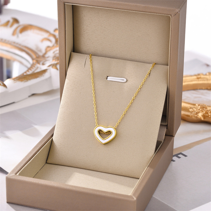Heart Shape Pattern Women'S Gender Fashion Heart Shape Titanium Steel Plating Hollow Out Inlay Shell Necklace 1 Piece