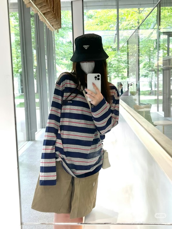 MIU シリーズ深セン南油ハイエンド婦人服 2025 夏カジュアル多用途ストライプレターパッチセータートップ|undefined