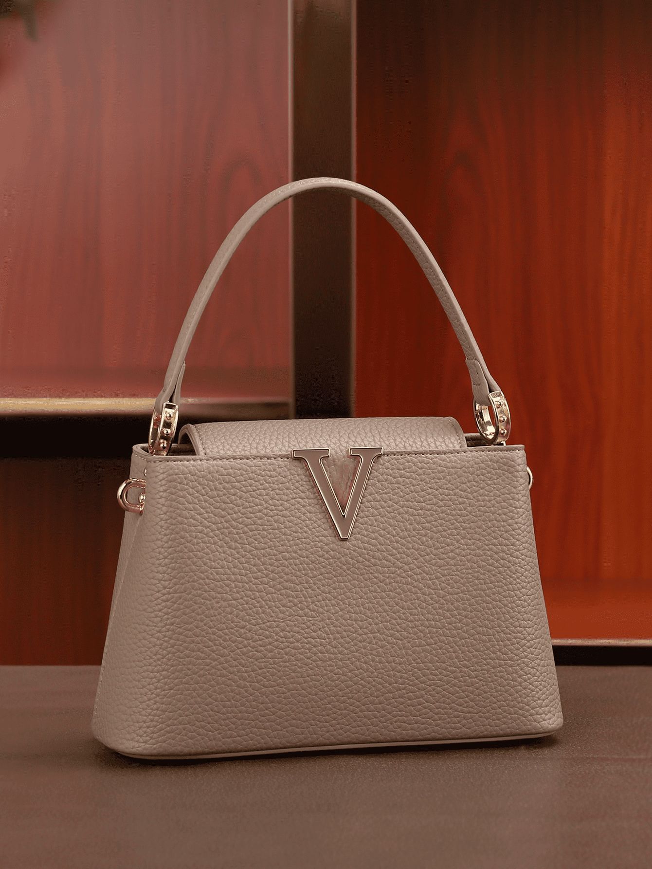 Nuevo poho2025 simple decoración en forma de V portátil estilo extranjero hombro de moda balde de moda bolsa de mujer