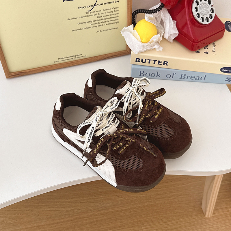 Zapatos de mujer de malla retrógrados ligeros con suela suave mostrando pies pequeños 2026 zapatos deportivos de otoño con cordones dobles con suela gruesa y transpirables zapatos de entrenamiento