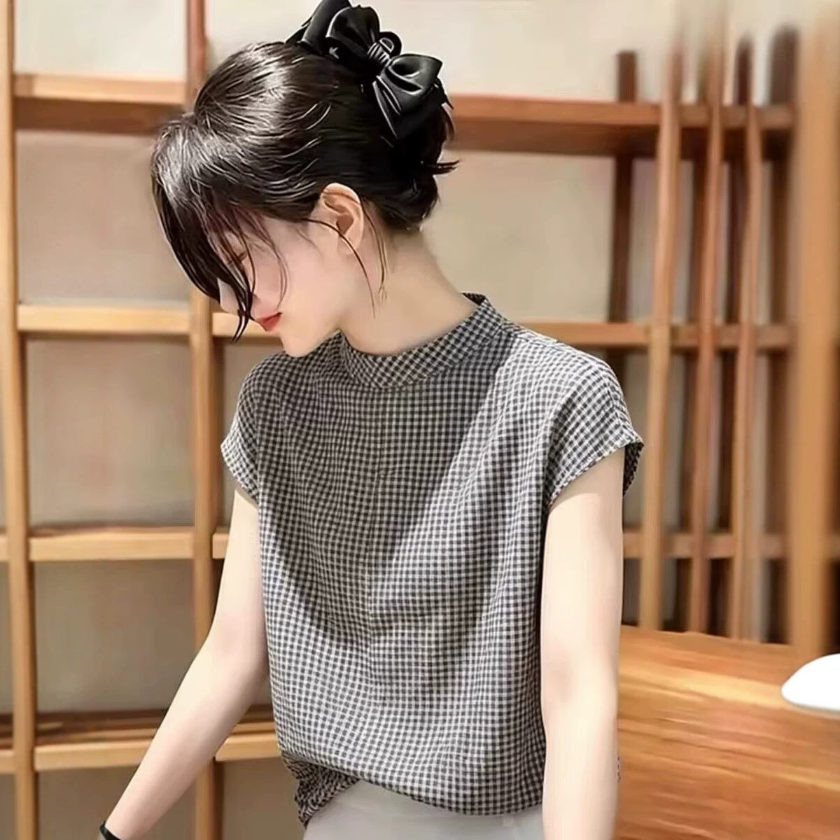 Áo thun nữ cổ tròn họa tiết kẻ caro phong cách casual — Trang chủ chi tiết 3