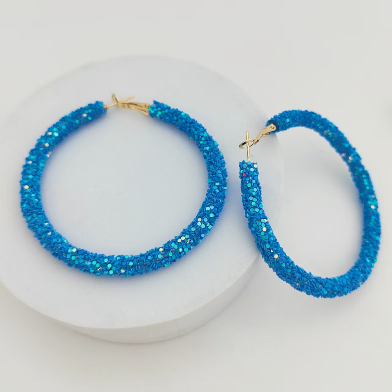 欧米風誇張スパンコール大丸型イヤリング　おしゃれなカラフルスパンコールキャンディーカラー個性派レディースイヤリング