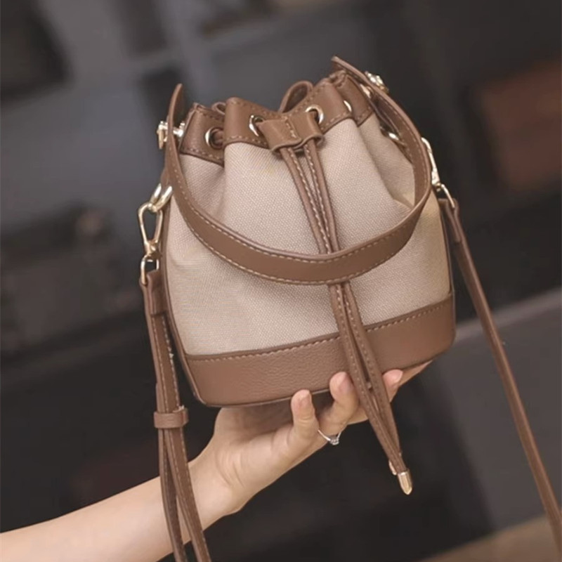 Este año popular bolso de mochila de fuego 2025 nuevo estilo de primavera y verano de alto nivel nicho bolso de hombro de gran capacidad bolso de cubo