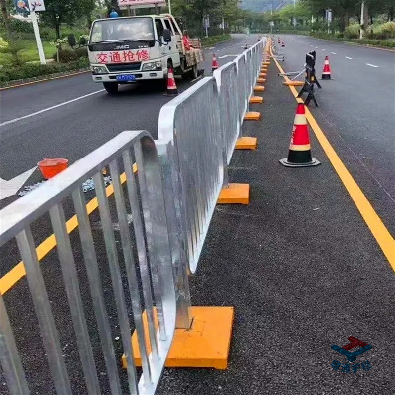 工厂热销港式护栏 热镀锌扁铁实心方钢道路隔离栏 深圳人行道护栏
