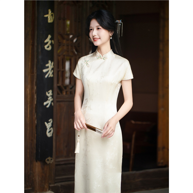 Just Jiangnan | New Chinese Style Improved Cheongsam Women 2025 New Elegant Young Girl Engagement Toast Dress White Just Jiangnan | New Chinese Style Improved Cheongsam Women 2025 New Elegant Young Girl Engagement Toast Dress White