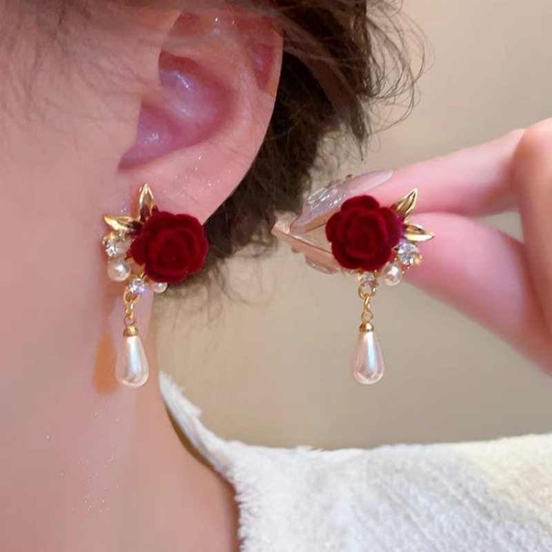 Retro red fashionable earrings
