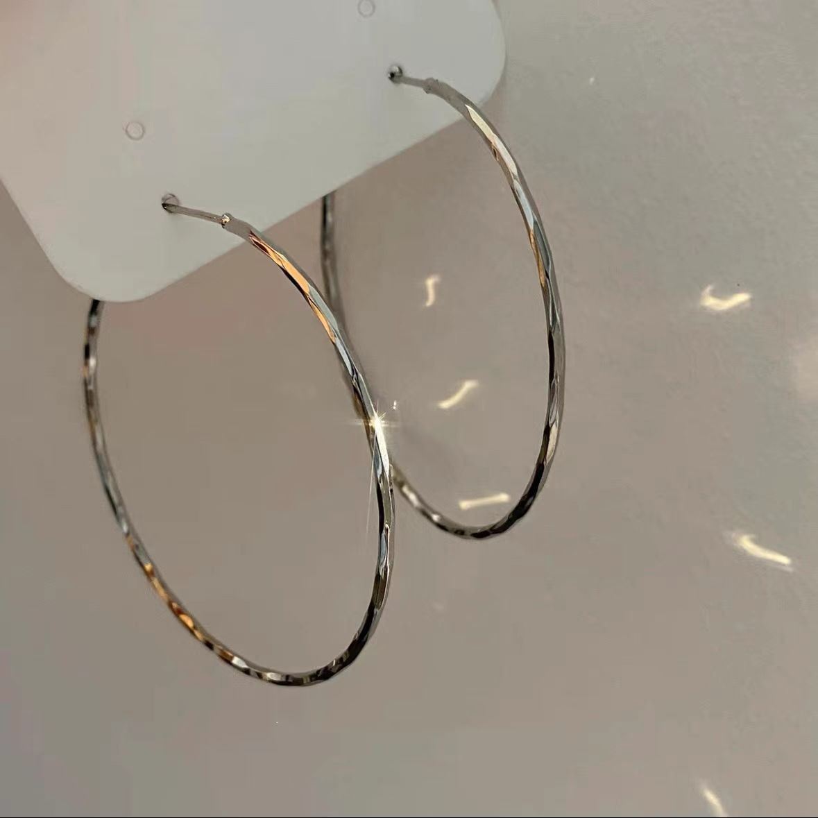 Pendientes ovalados simples de aguja de plata Pendientes de tendencia de personalidad transfronteriza europea y americana Pendientes de diseño de todo fósforo de nicho al por mayor