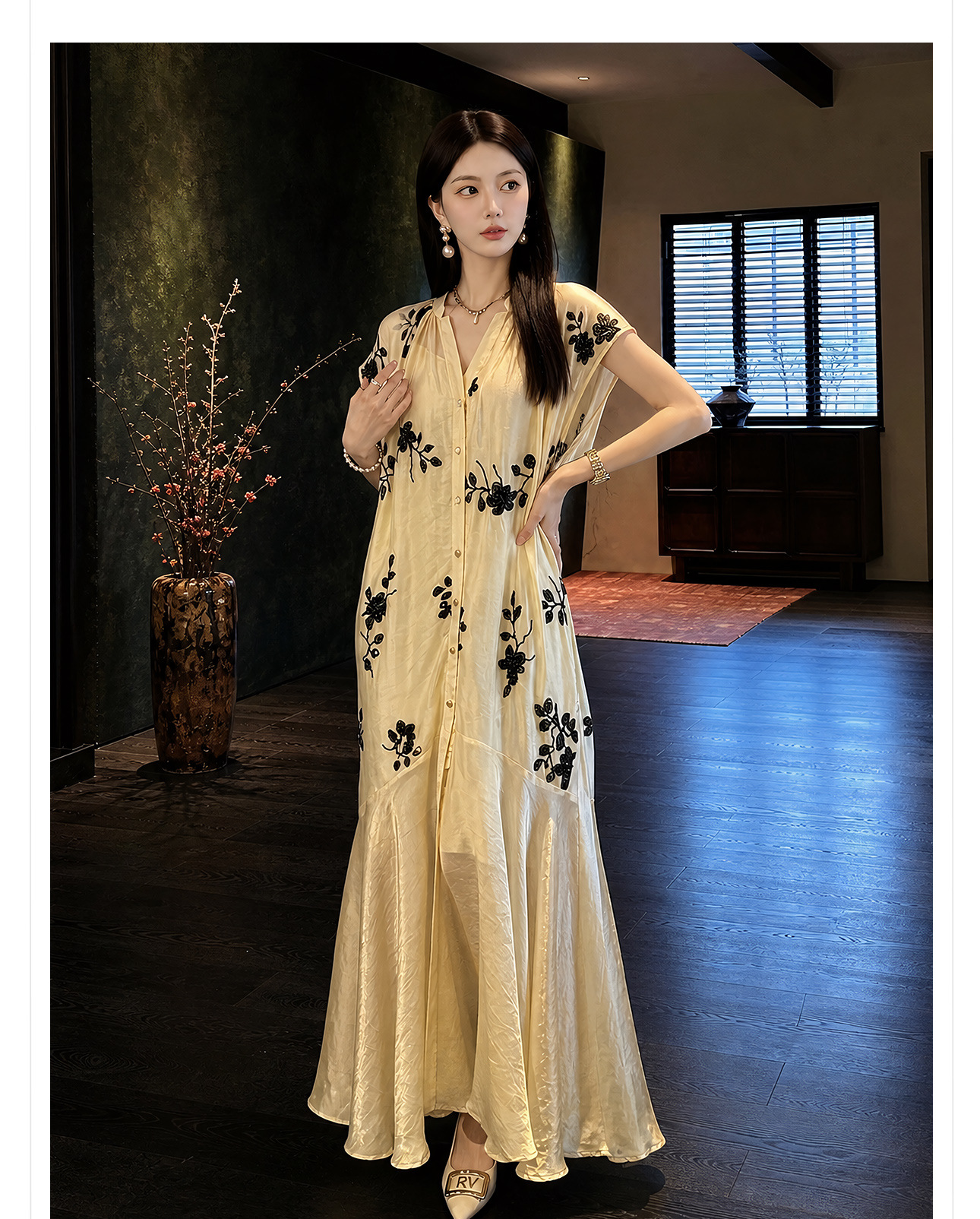 Đầm maxi nữ thắt eo phong cách tân Trung Hoa, cổ tròn, tay ngắn, thân suông, tùng váy xòe nhẹ, gấu váy xẻ tà, chất liệu voan mỏng phối ren thêu hoa và đính cườm lấp lánh — Vàng nhạt chi tiết 12