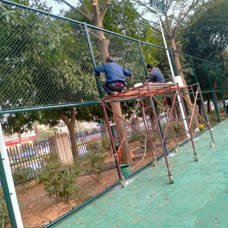 学校体育场球场护栏围网 小区篮勾花网球场围网 菱形孔围栏