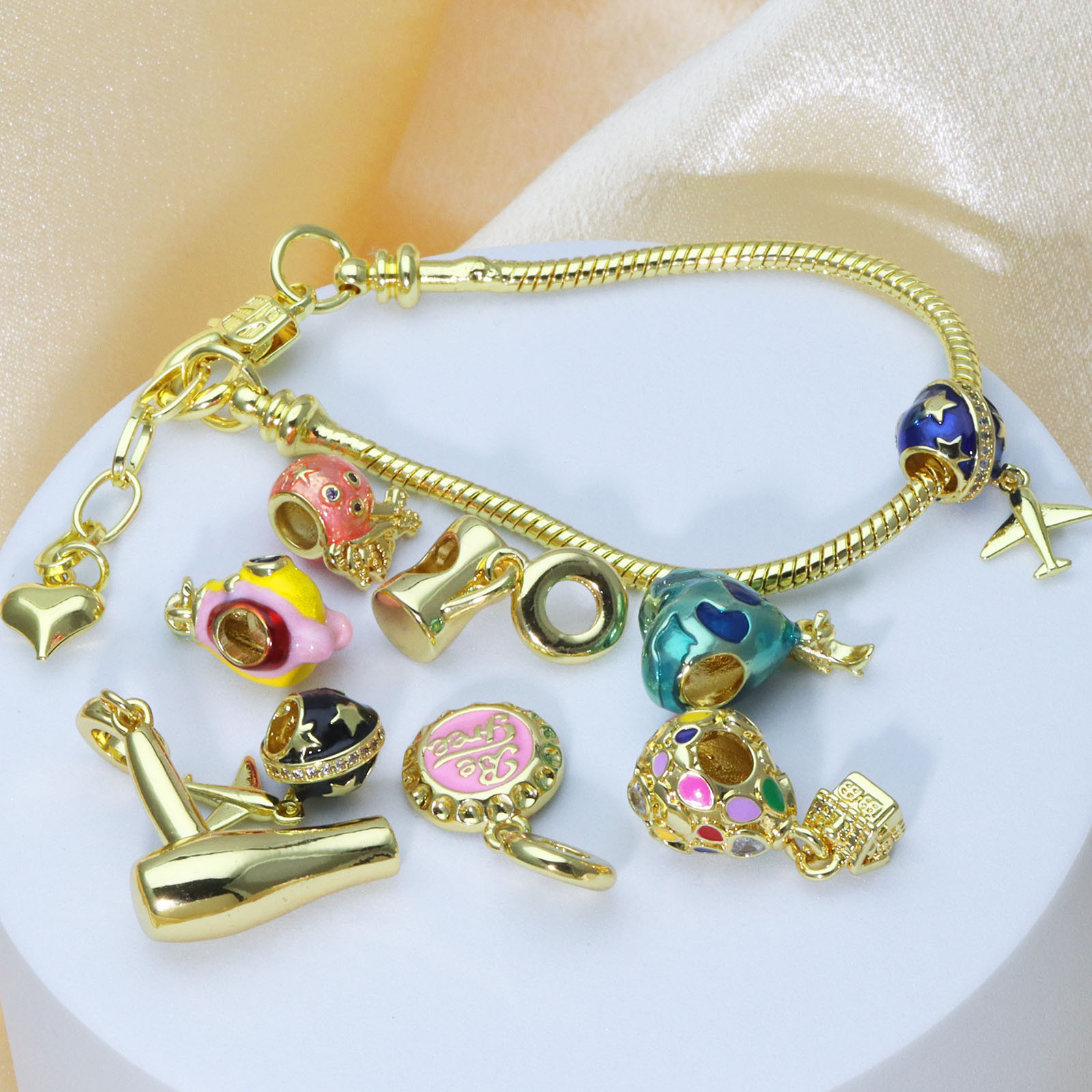 Bracelet jonc émaillé avec breloques pieuvre cœur avion colorées_voghion.com