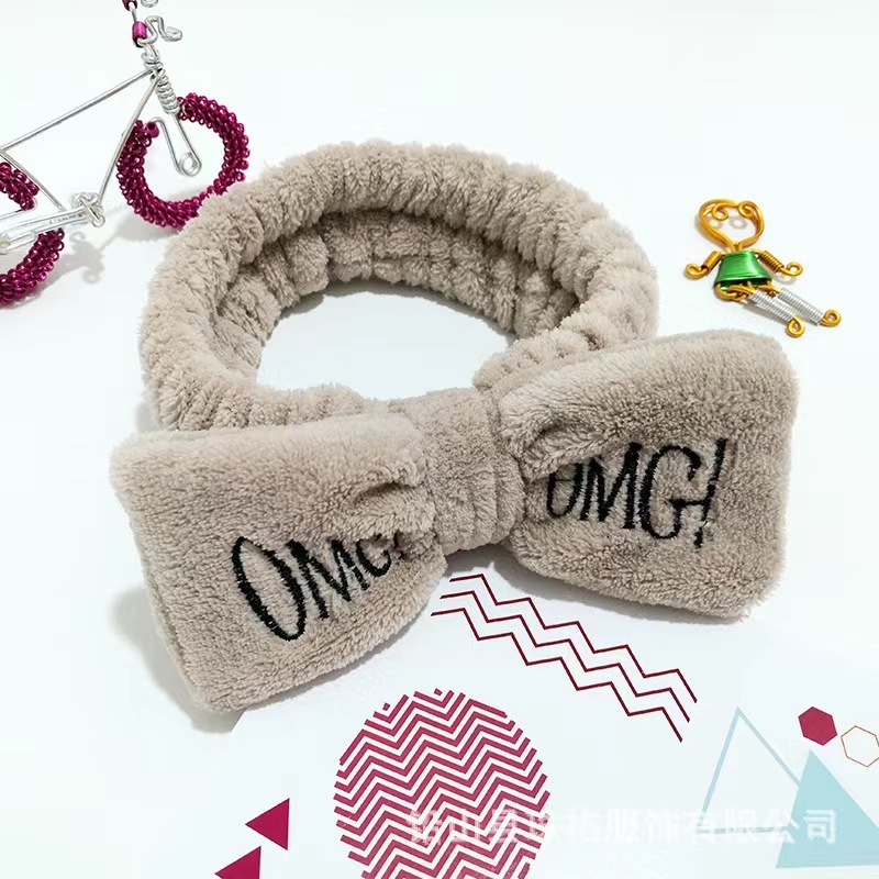 OMG蝶結びのヘアバンドの女性の洗面器のヘアバンドの顔を洗っています。|undefined