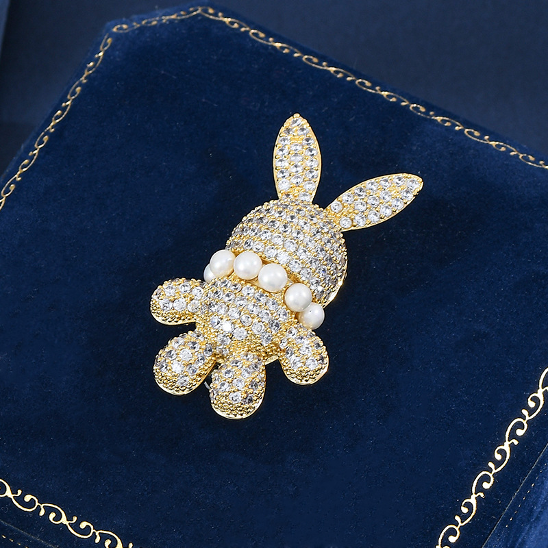 2023 otoño y invierno nuevo estilo de lujo ligero estereoscópico de alta calidad diamante pequeño conejo broche flor de pecho femenina animal pin de zircon