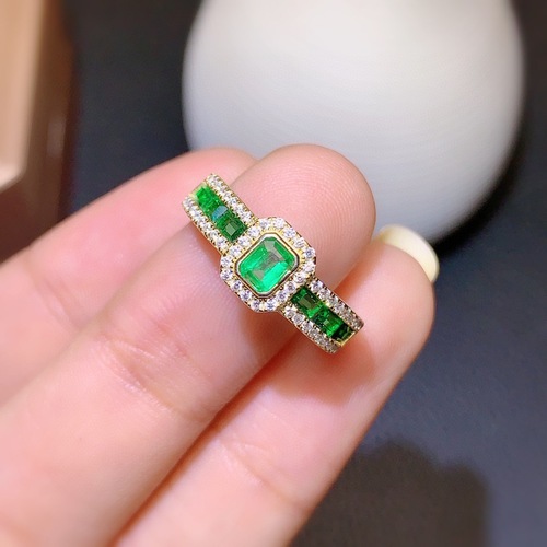 Live Stream Traffic Imitation Natural Colombian Emerald Color Gemstone Ring for Women, Luxurious Full Diamond Halo Band Ring with Open Setting