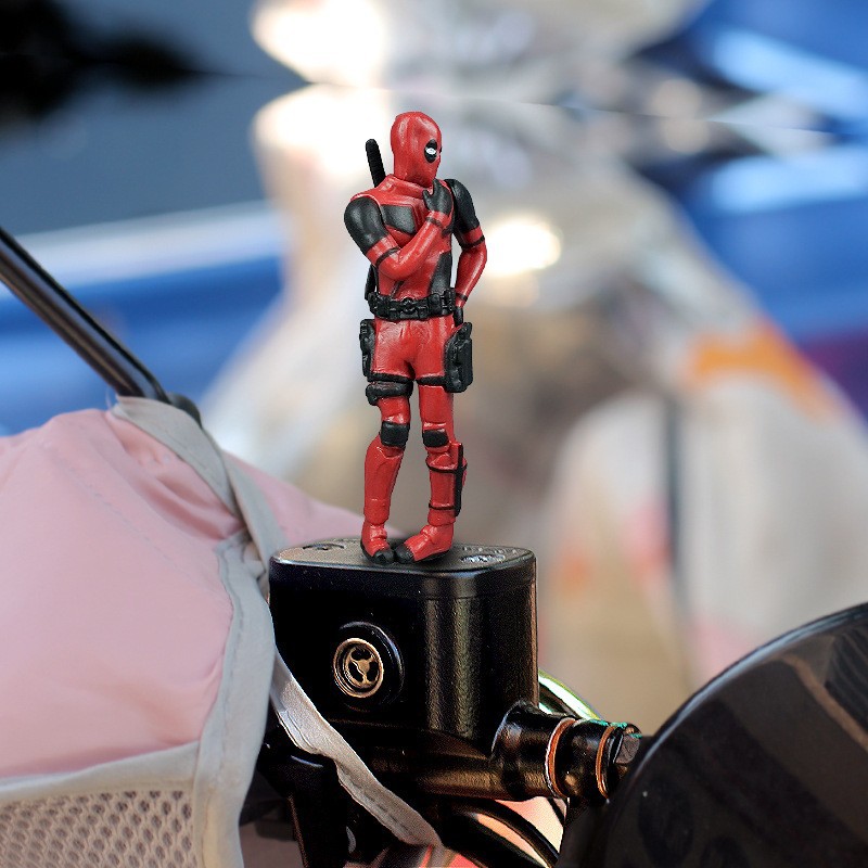 Accesorios de decoración del coche medio cuerpo Deadpool estatua modelo decoración del coche pequeño coche periférico barato escritorio oficina de mano