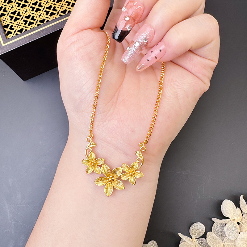 Las nuevas flores florecientes florecen como flores brocadas, pétalos a rayas, collar de oro de arena, diseño de lujo ligero, sensación de temperamento, joyas que no se desvanecen durante mucho tiempo