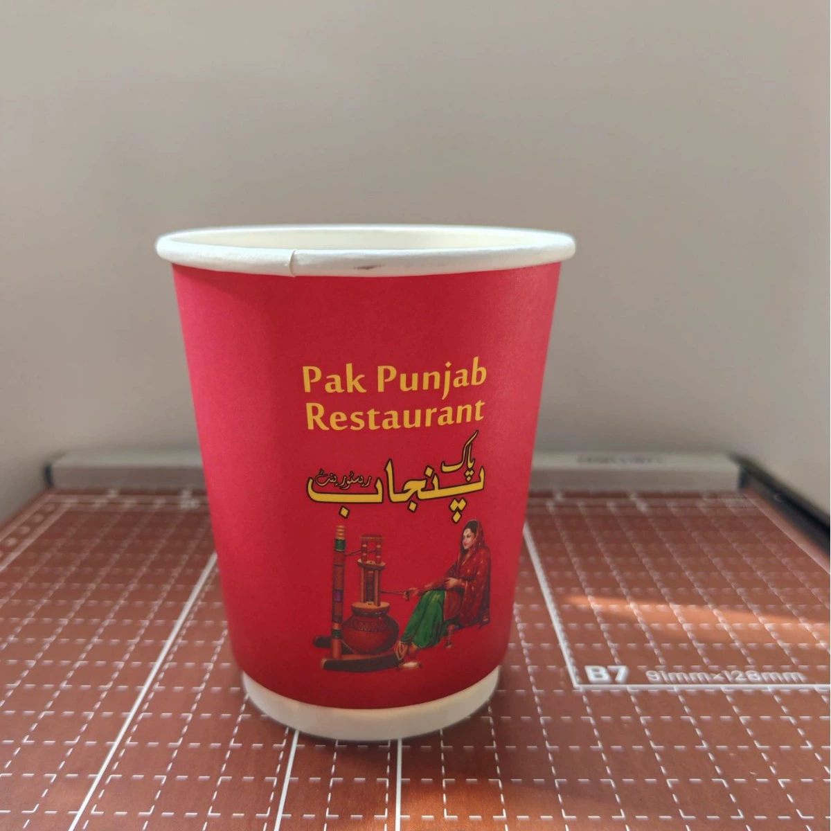 Высококачественный завод-производитель, оптовая продажа, одноразовый экологически чистый утолщенный двухслойный полый изолированный бумажный стаканчик для молочного чая с индивидуальным логотипом