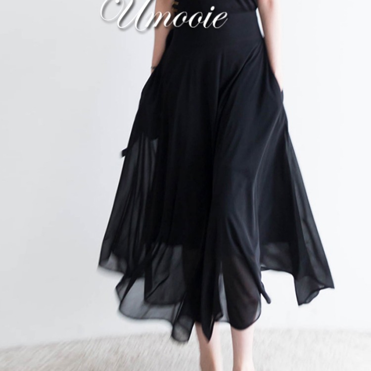 UMOOIE 不同之处在于这条半裙的用料是 针织型雪纺纱 黑色