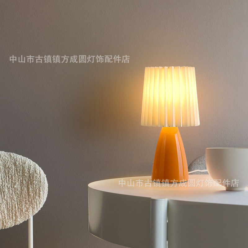 Nordic ins estilo luz lámpara de mesa de lujo Internet celebridad nueva lámpara de noche dormitorio Lámpara decorativa habitación plisada lámpara de mesa de cerámica