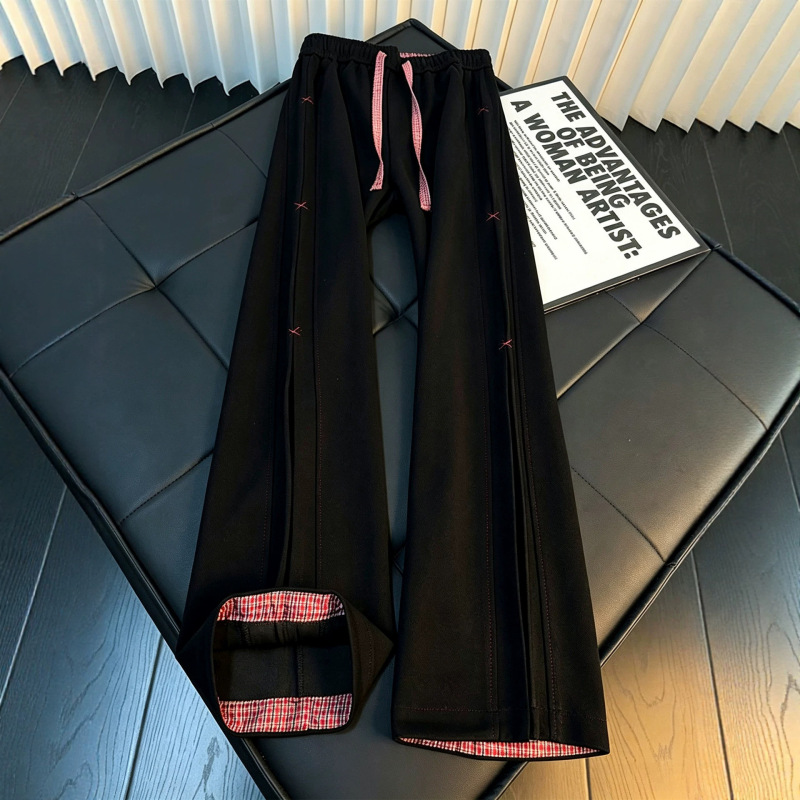 American-style color-blocked pleated plaid sweatpants for men, featuring a stylish patchwork design, straight-leg cut, and a clean, casual fit for autumn