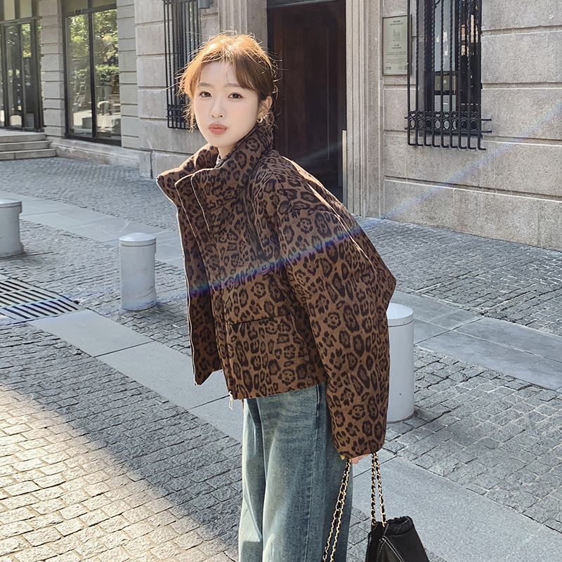 Real Shot of a Leopard Print Short down Jacket with a Stand Collar for Women, Winter 2026 New Style, Petite Size, High-End, Fashionable, Trendy, and Eye-Catching Real Shot of a Leopard Print Short down Jacket with a Stand Collar for Women, Winter 2026 New Style, Petite Size, High-End, Fashionable, Trendy, and Eye-Catching