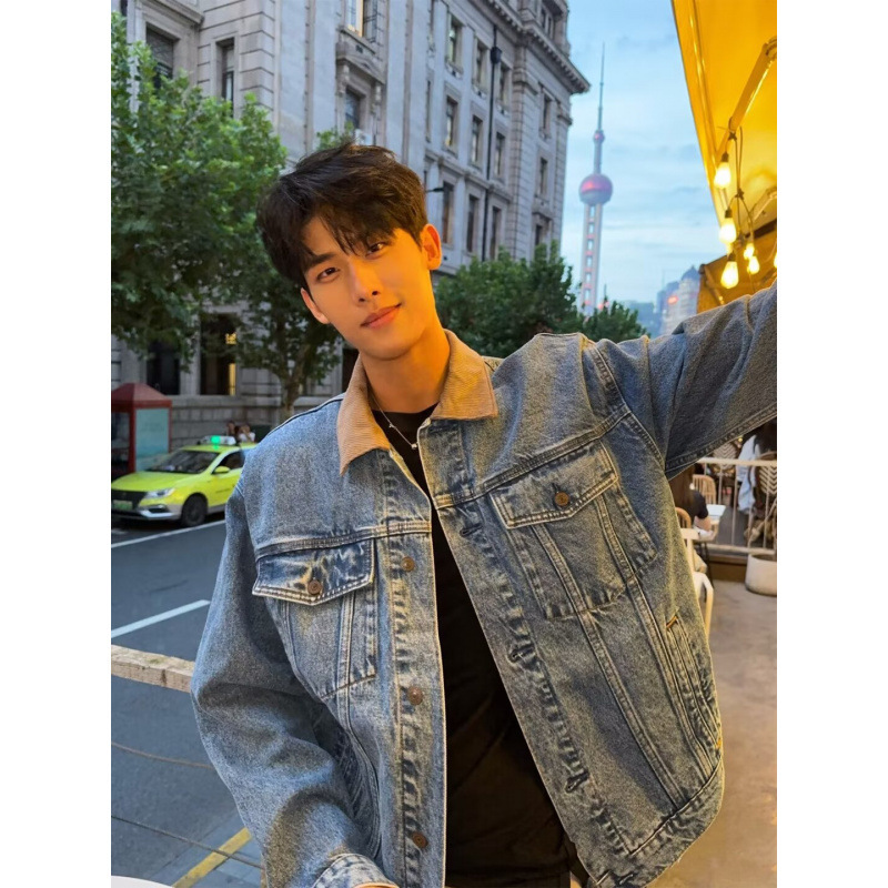 Li Xian's 2026 style double-pocket denim jacket with contrasting suede collar, multi-washed and distressed, American retro style, trendy