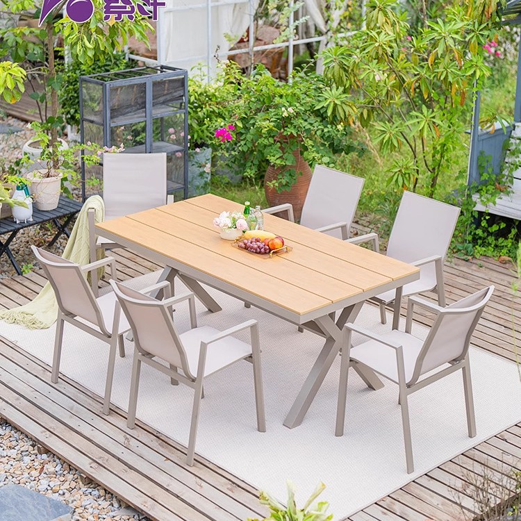 Mesa y silla de patio al aire libre, madera plástica, casa nórdica, patio al aire libre, jardín al aire libre, balcón, combinación de terraza de ocio