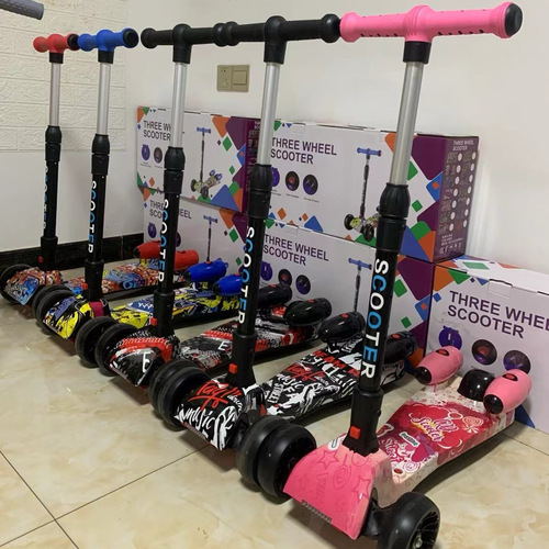 Export Supply Yiwu Trade Company Children's Three-Wheel Spray Scooter Kids Scooter 