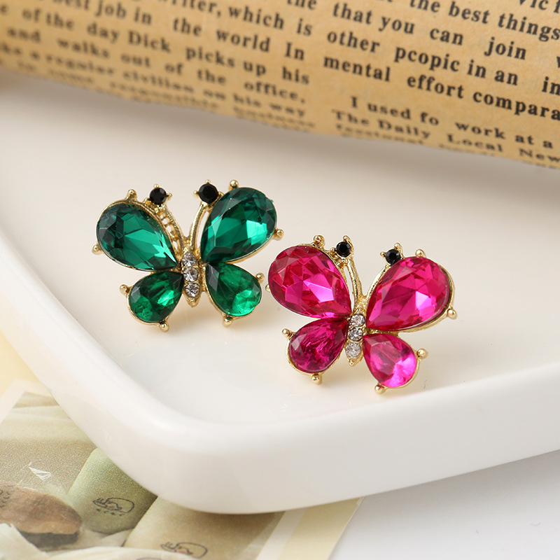 New Crystal Red Butterfly Small Brooch for Women, Niche Design Pin, Anti-Exposure Collar Pin, Suit Accessories Wholesale